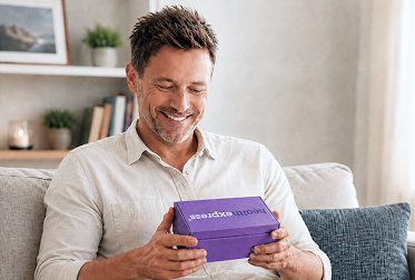 Lächelnder Mann mit lila Box