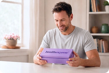 Lächelnder Mann mit lila Box