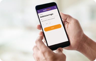 Hände halten ein Mobiltelefon und besuchen die Website